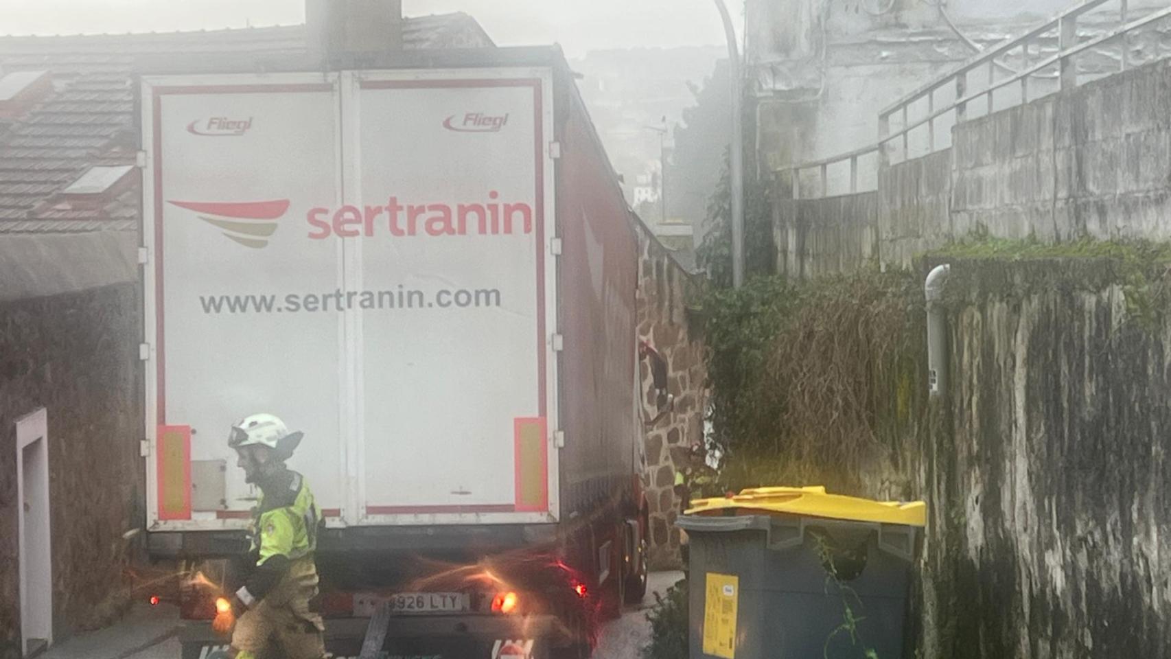 El camión, instantes después de ser liberado.