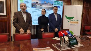 Heliodoro Rodríguez Tejedor, presidente de Leche Gaza; Laura Huertos, técnico de Comunicación de Caja Rural de Zamora, y Manuel Morales, veterinario zamorano y uno de los organizadores de los IV Encuentros Ibéricos de Calidad de la Leche