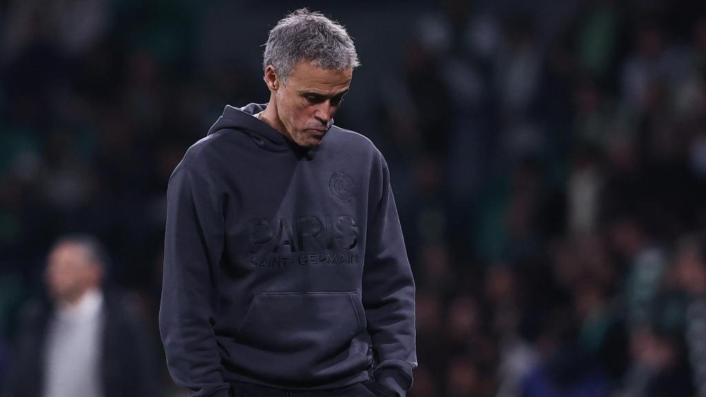 Luis Enrique, serious during the match against Sporting CP