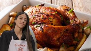 María Lo junto a un pollo asado.