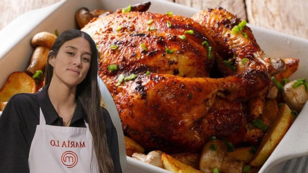 María Lo junto a un pollo asado.