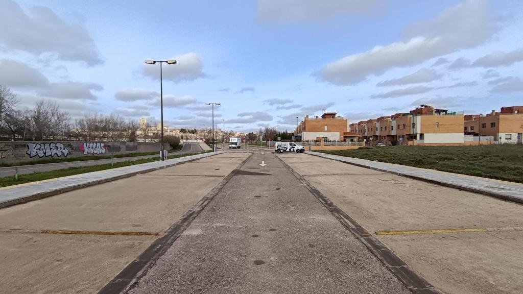 Estacionamiento de vehículos y autocaravanas en la zona de Los Pelambres