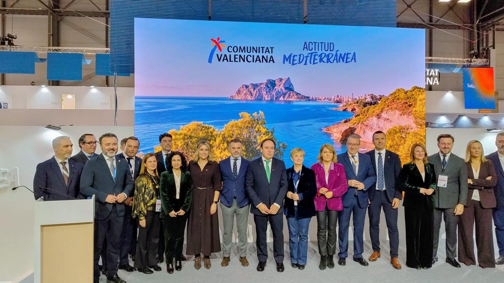 Foto de familia de la delegación de la Comunitat Valenciana en Fitur 2026 con Juanfran Pérez Llorca y Marián Cano al frente.