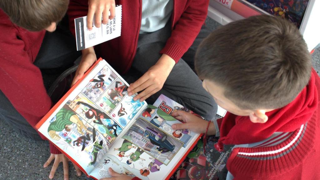 Un grupo de niños con un libro de Educiona.