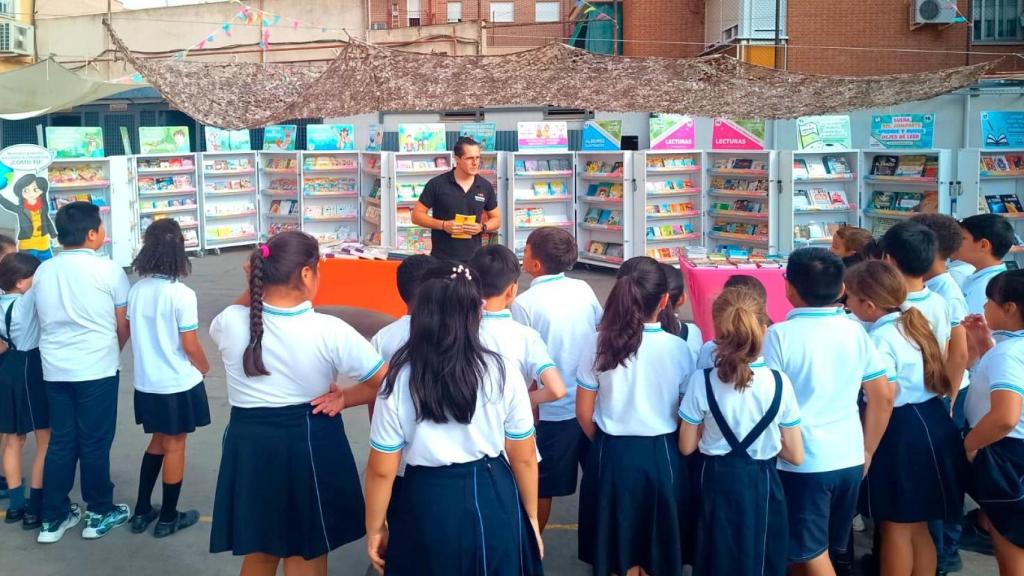 Educiona visita un colegio.