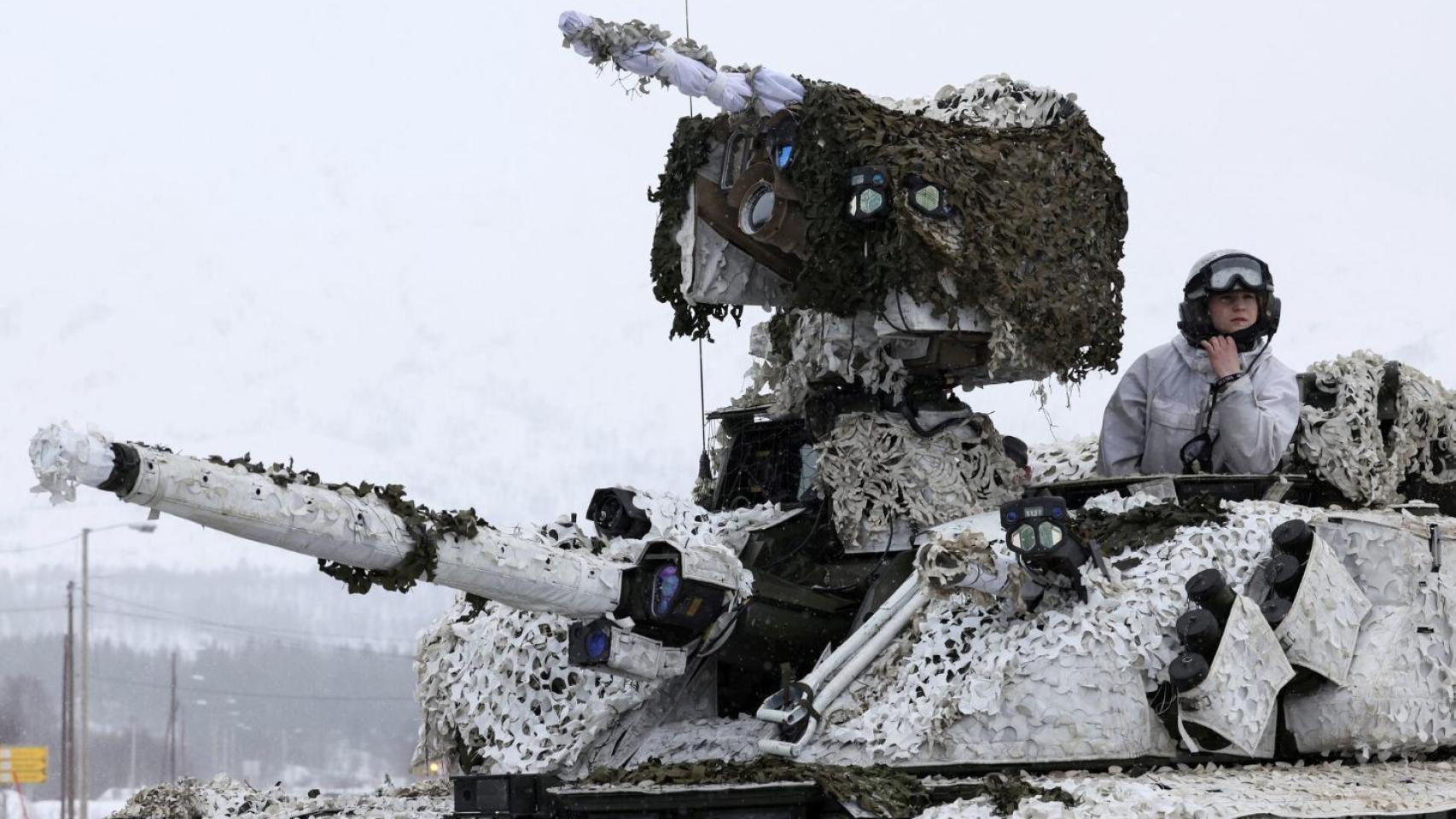 Un miembro del ejército noruego participa en un ejercicio militar llamado Cold Response 2022, que reunión a unos 30.000 soldados de países miembros de la OTAN.