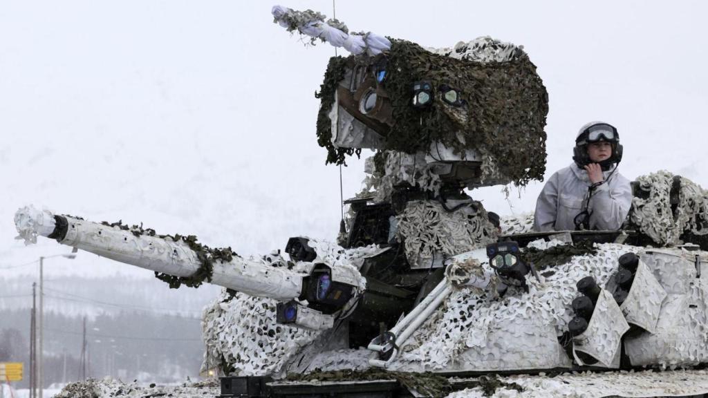 Un miembro del ejército noruego participa en un ejercicio militar llamado Cold Response 2022, que reunión a unos 30.000 soldados de países miembros de la OTAN.