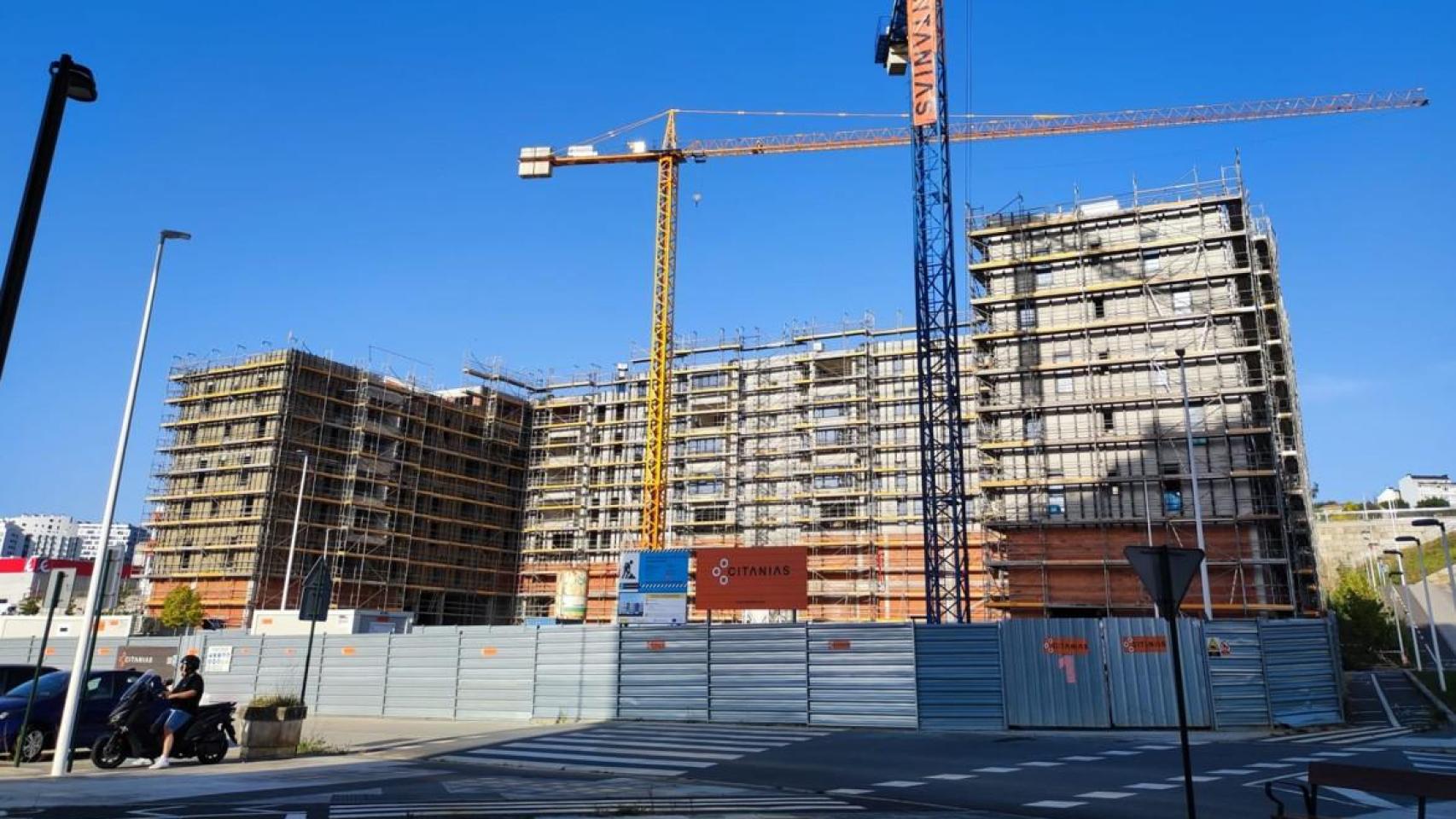 Edificio en construcción en el barrio de Xuxán.