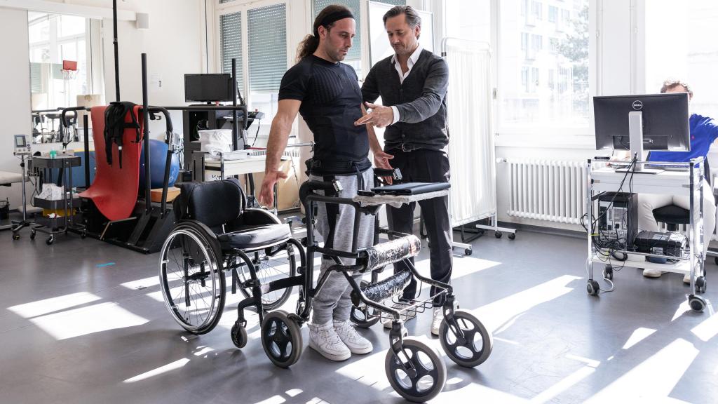 El neurocientífico Grégoire Courtine durante una sesión junto a un paciente.