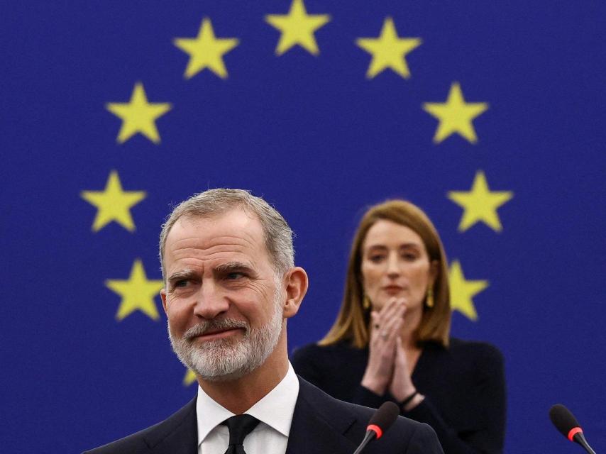 El Rey, durante su discurso, con la presidenta del Parlamento Europeo, Roberta Metsola, al fondo.