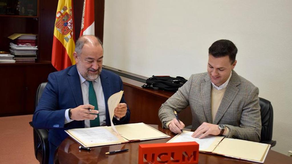 Momento de la firma del convenio.