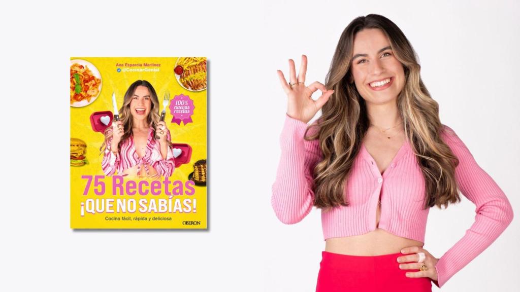 Ana Esparcia posando con la portada de su libro.