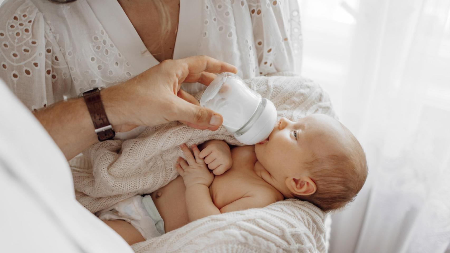 Un bebé toma el biberón