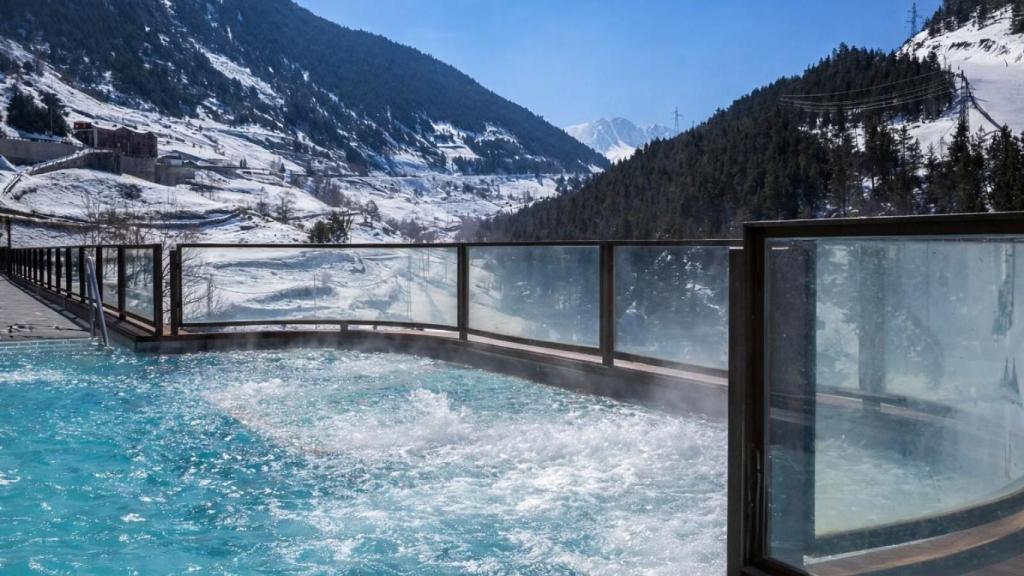 Jacuzzi con vistas a las montañas nevadas del Sport Hotel Hermitage & Spa.