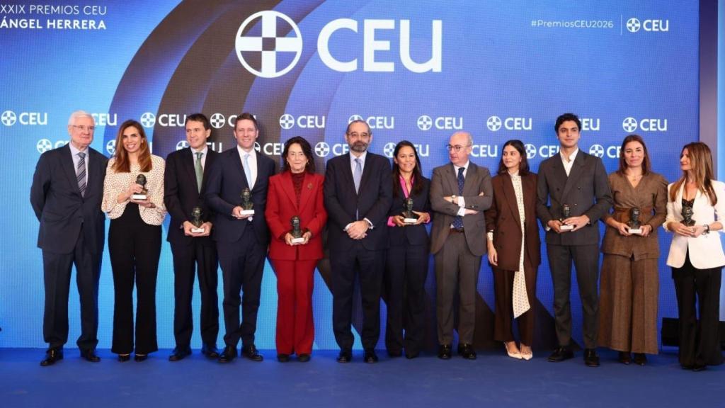 Foto de familia de los premiados en esta 29ª edición de los Premios CEU Ángel Herrera.
