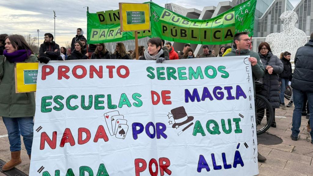 Pancarta con el mensaje “pronto seremos escuelas de magia, nada por aquí, nada por allá”.
