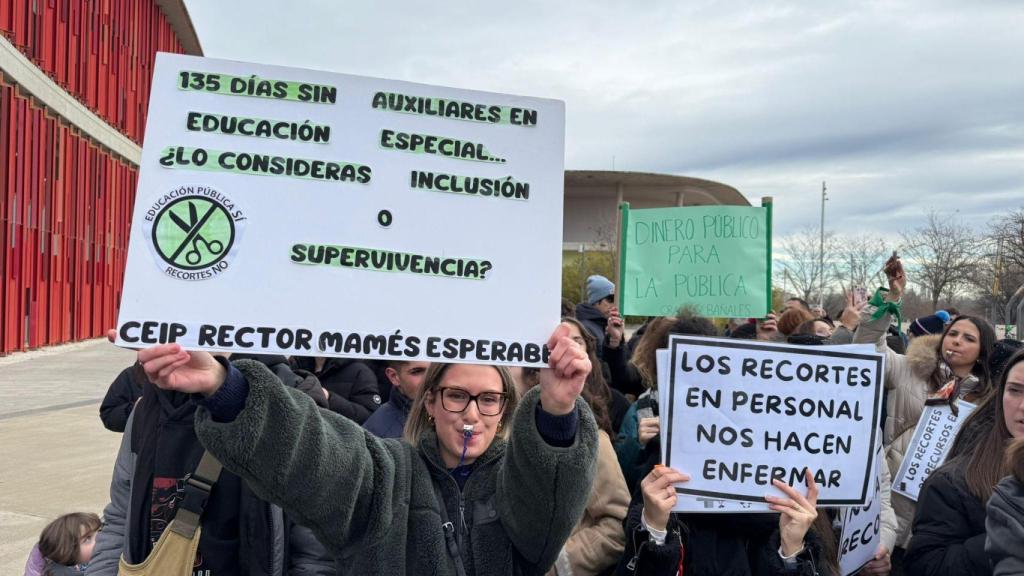 Algunas de las pancartas de la concentración.