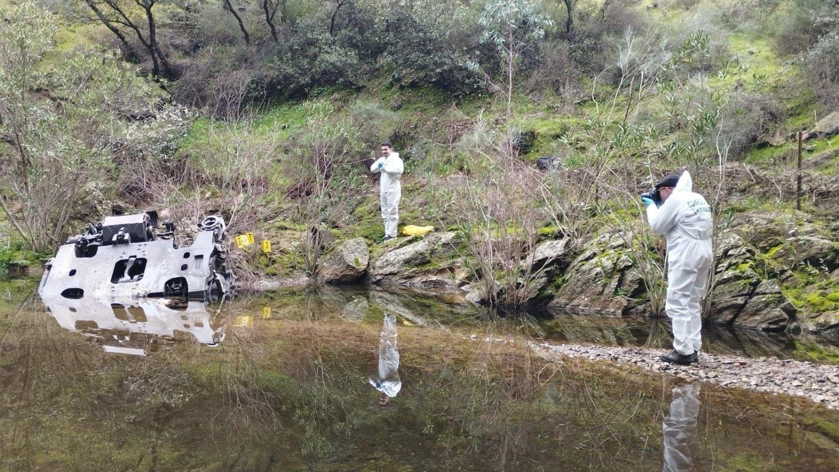 Los investigadores fotografían el bogie descubierto junto a las vías de Adamuz.