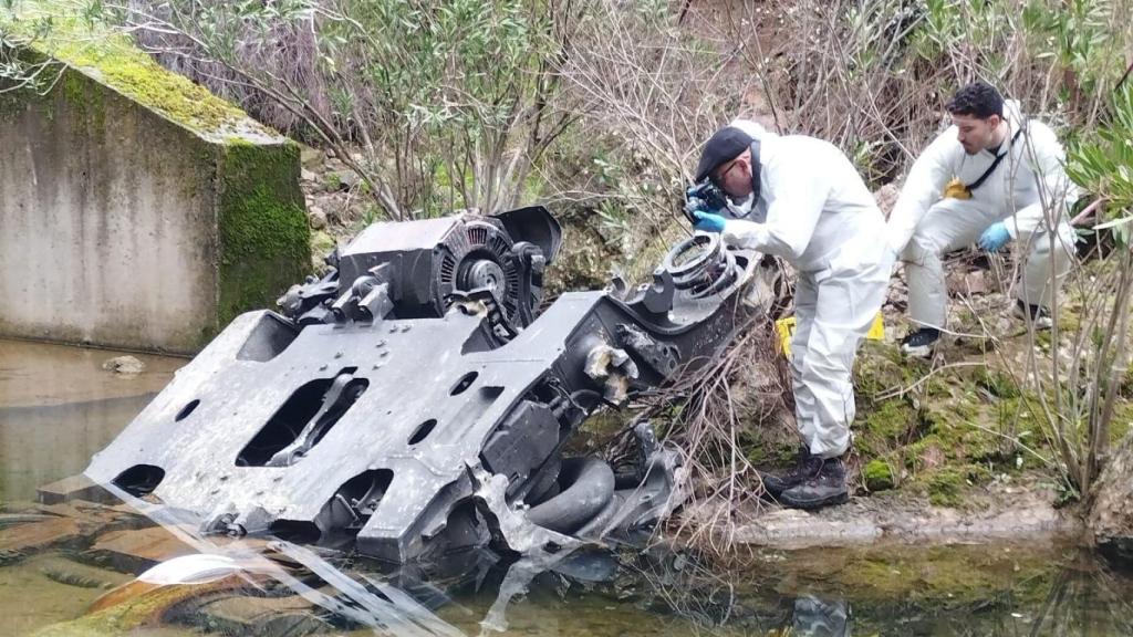 Los investigadores fotografían el bogie descubierto junto a las vías de Adamuz.