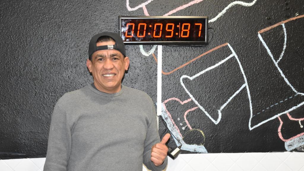 Javier posa junto al famoso pulsador del local