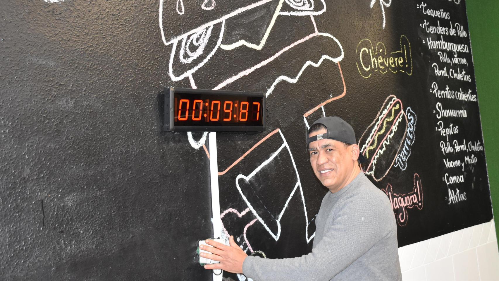 Javier Márquez Doubront posa en Chamos Burger junto al pulsador