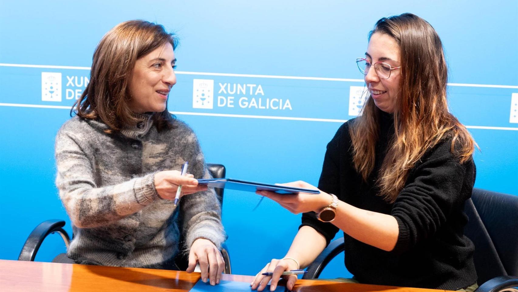 La conselleira de Medio Ambiente e Cambio Climático, Ángeles Vázquez, y la vicepresidenta de la Coordinadora para o Estudo dos Mamíferos Mariños (Cemma), Uxía Vázquez