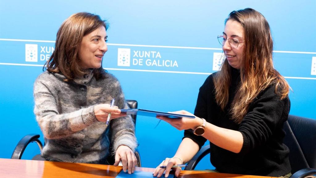 La conselleira de Medio Ambiente e Cambio Climático, Ángeles Vázquez, y la vicepresidenta de la Coordinadora para o Estudo dos Mamíferos Mariños (Cemma), Uxía Vázquez