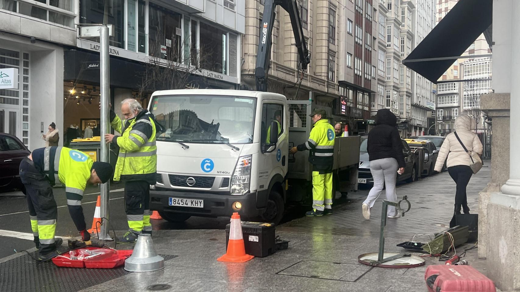 Técnicos municipales repasando un semáforo en la Plaza de Lugo en A Coruña