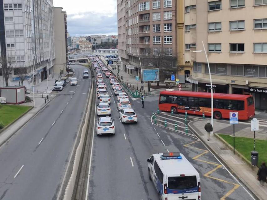 Protesta de taxistas reclamando sanciones a los VTC en dirección a Linares Rivas.