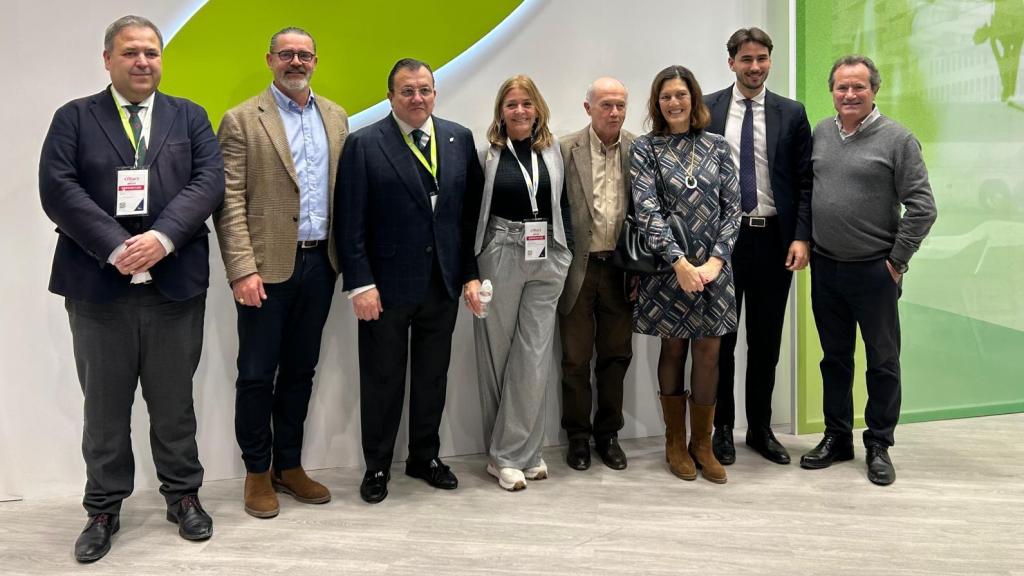 Foto de familia en Fitur 2026 del acuerdo entre Vectalia, Bonalba Resort y Club Atlético Montemar.