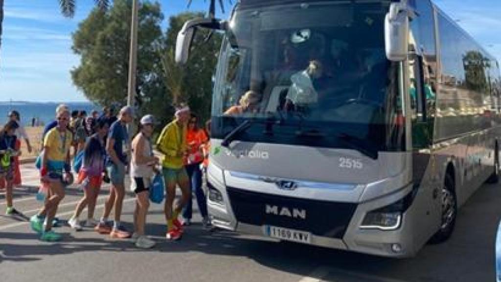 Deportistas subiendo a un autobús de Vectalia.