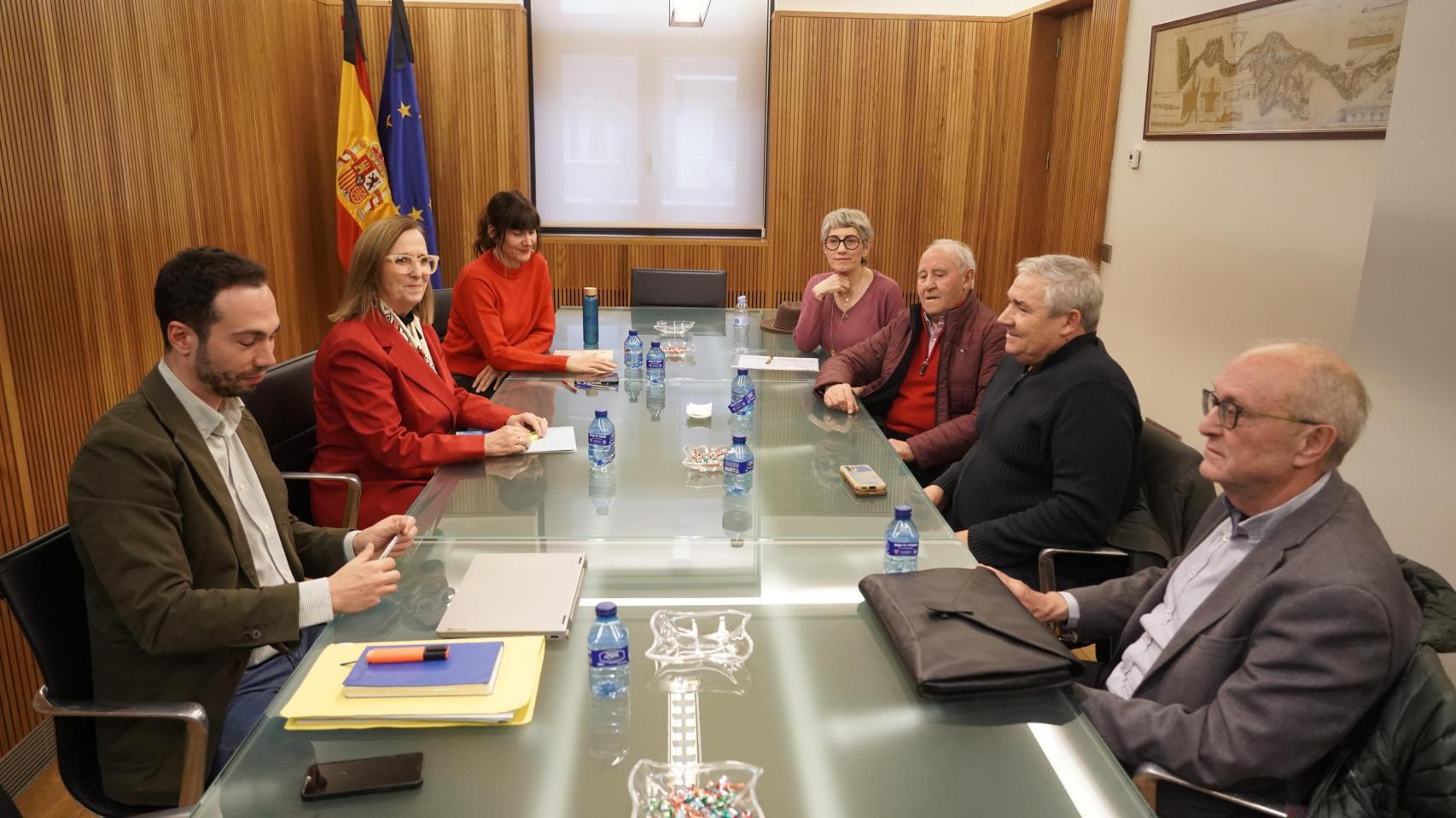 La presidenta de la Confederación Hidrográfica del Duero (CHD), María Jesús Lafuente, informa del desarrollo del encuentro con representantes de la Comunidad de Regantes del Páramo Bajo de León y Zamora.