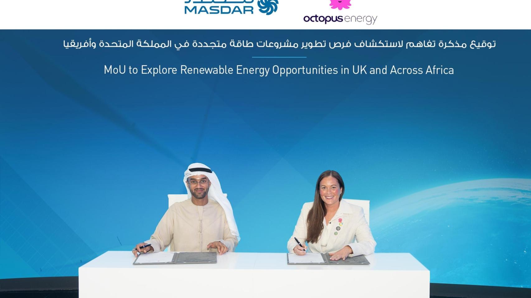 Zoisa North-Bond, CEO of Octopus Energy for Business and Octopus Energy Generation, y el Dr. Sultan Al Jaber, ministro de Industria y Tecnología Avanzada de Emiratos Árabes Unidos y presidente de Masdar en la firma para impulsar sistemas de energía limpia en África