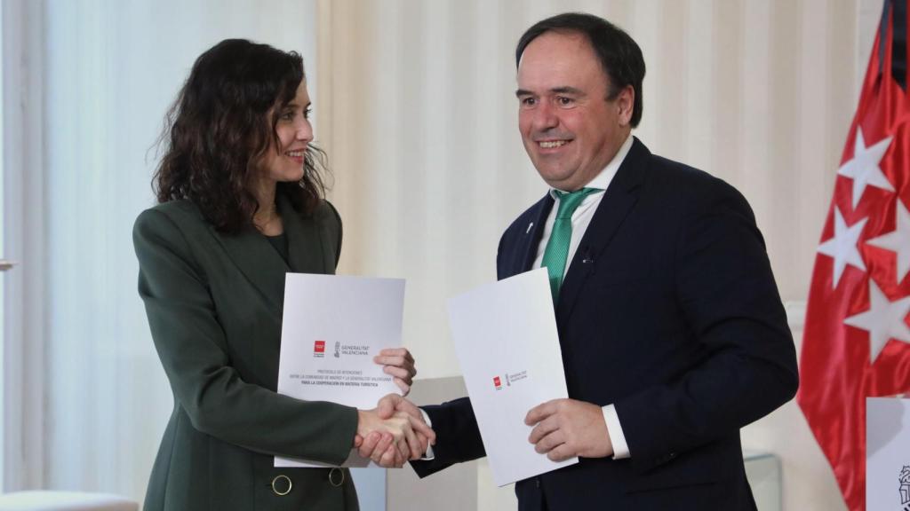 Isabel Díaz Ayuso y Juanfran Pérez Llorca tras la firma del documento de colaboración turística. GVA