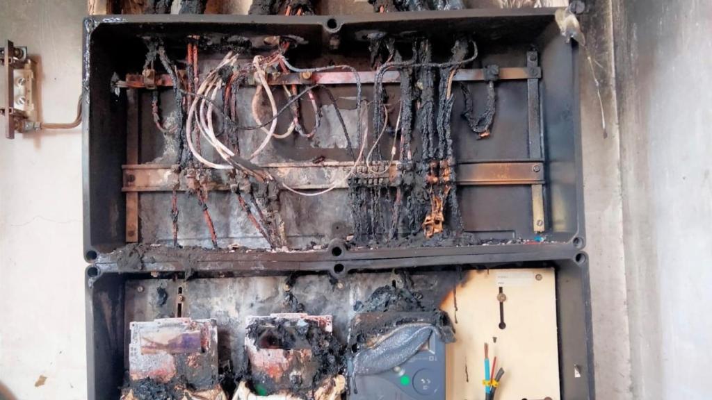 Contador eléctrico manipulado.