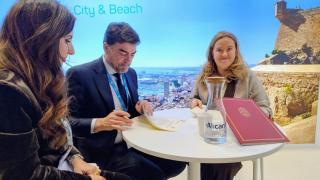 Ana Poquet y Luis Barcala en la firma del acuerdo con Burgos