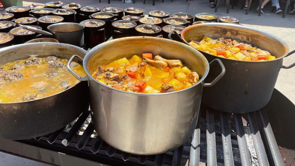 La preparación del cocido con pelotas en una anterior edición del concurso.