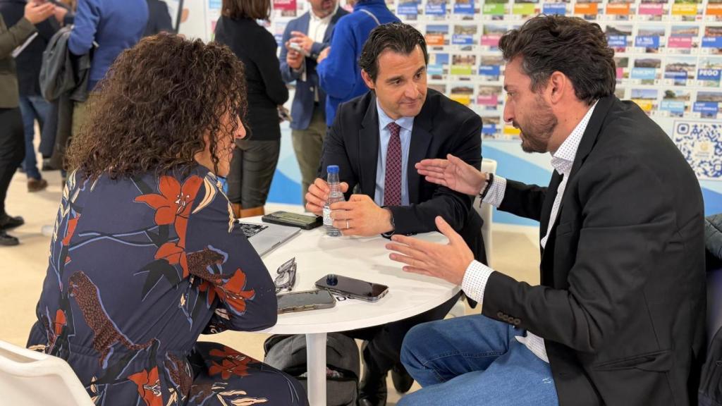 Encuentro del alcalde de Torrevieja, Eduardo Dolón y la concejal de Turismo, Rosario Martínez, con la productora de MasterChef en Fitur.