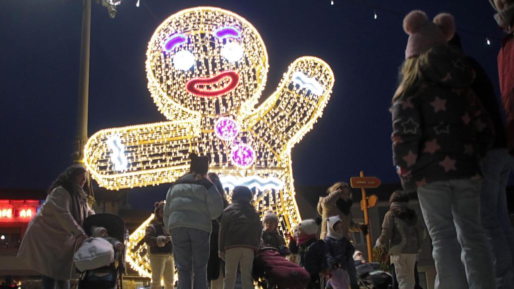 Un grupo de niños disfruta de la iluminación navideña en el municipio leonés de Almanza