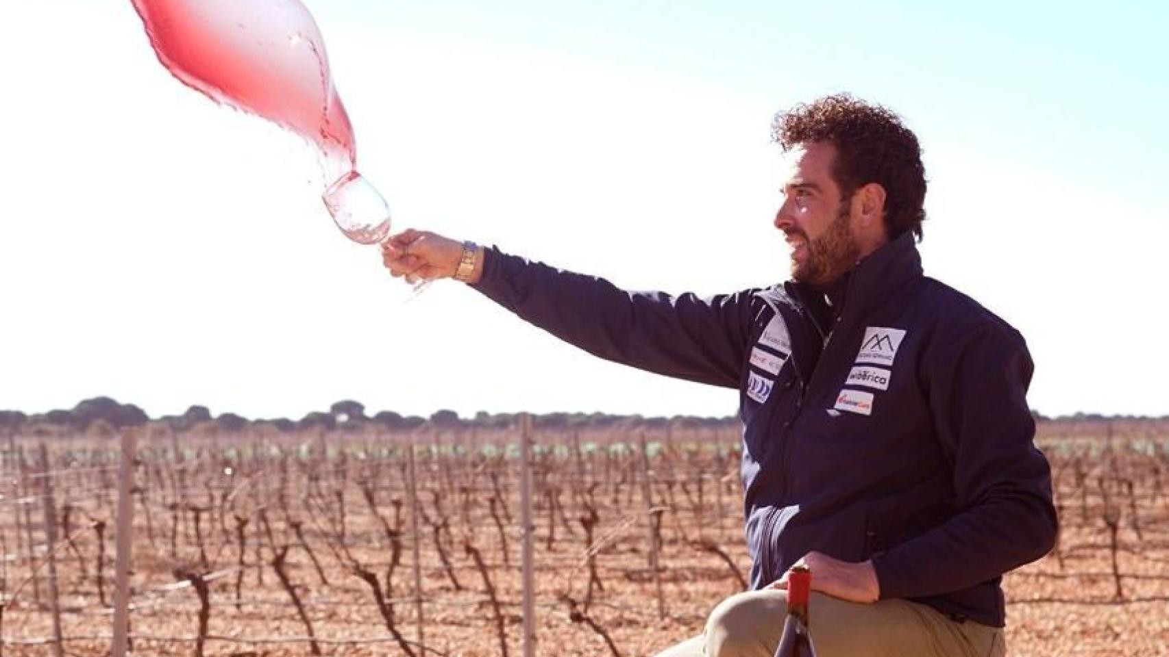 Antonio Serrano, en una foto en su viñedo en Villarrobledo (Albacete).