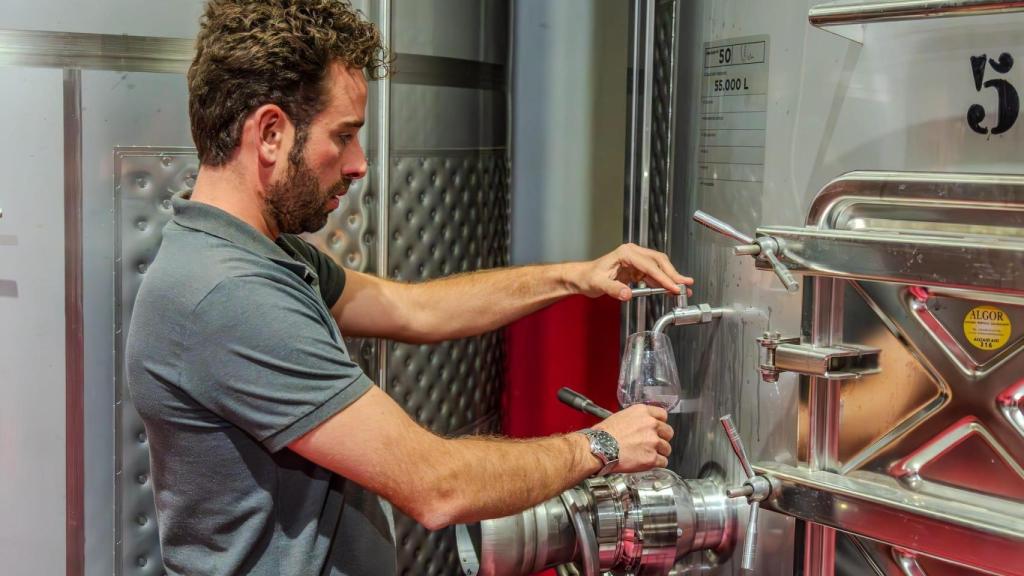 Antonio en su bodega.