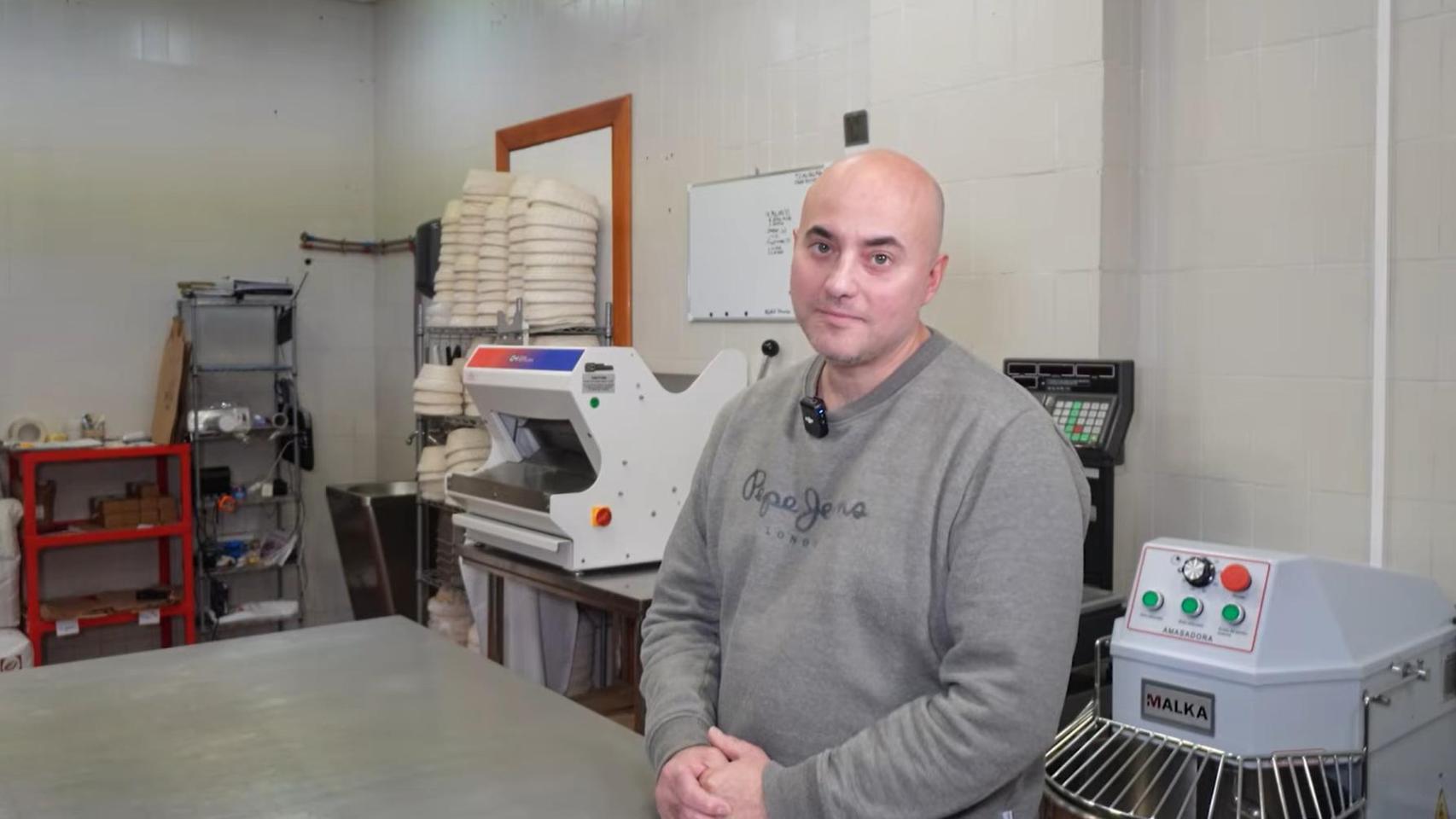 Nacho en su panadería.