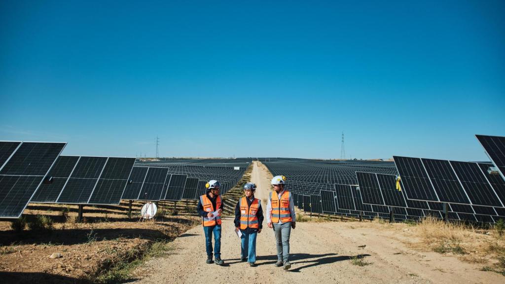 Tres trabajadores de TotalEnergies en la planta.