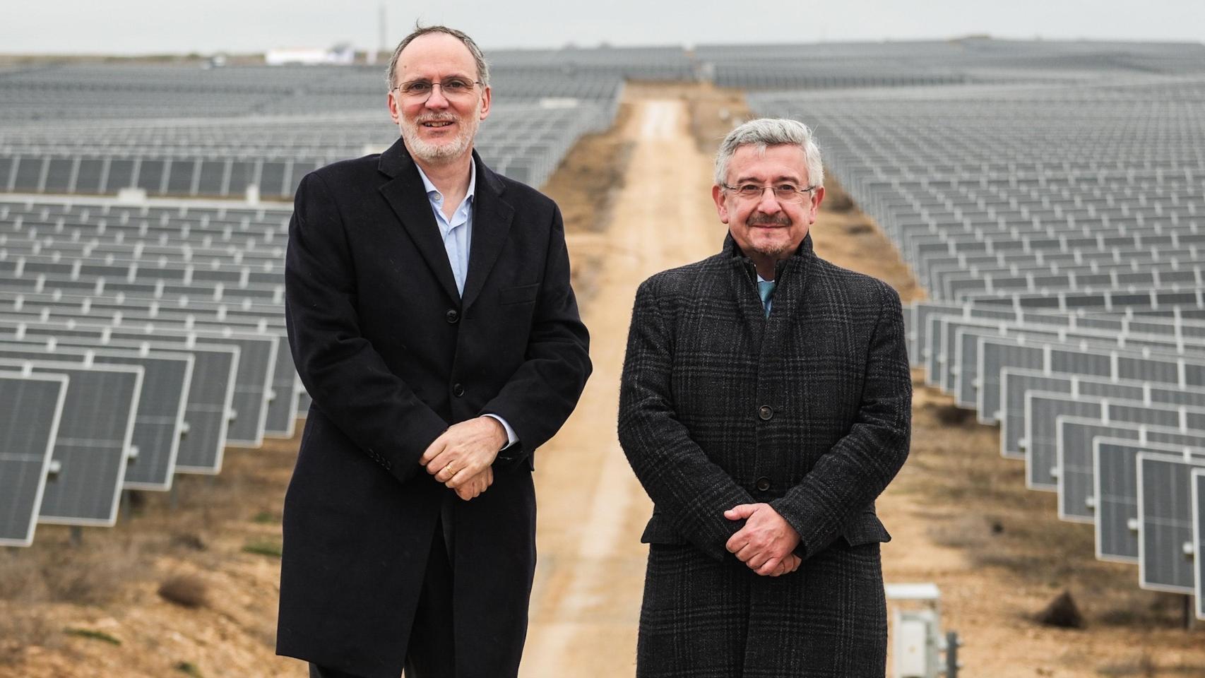 Jordi Torres (izquierda) y José Ignacio Sanz (derecha) en el parque fotovoltaico Dehesa Nueva del Rey, inaugurado este miércoles en Seseña (Toledo).