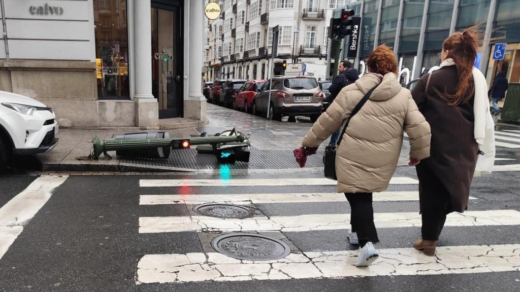 Un coche derriba un semáforo en la Plaza de Lugo en A Coruña