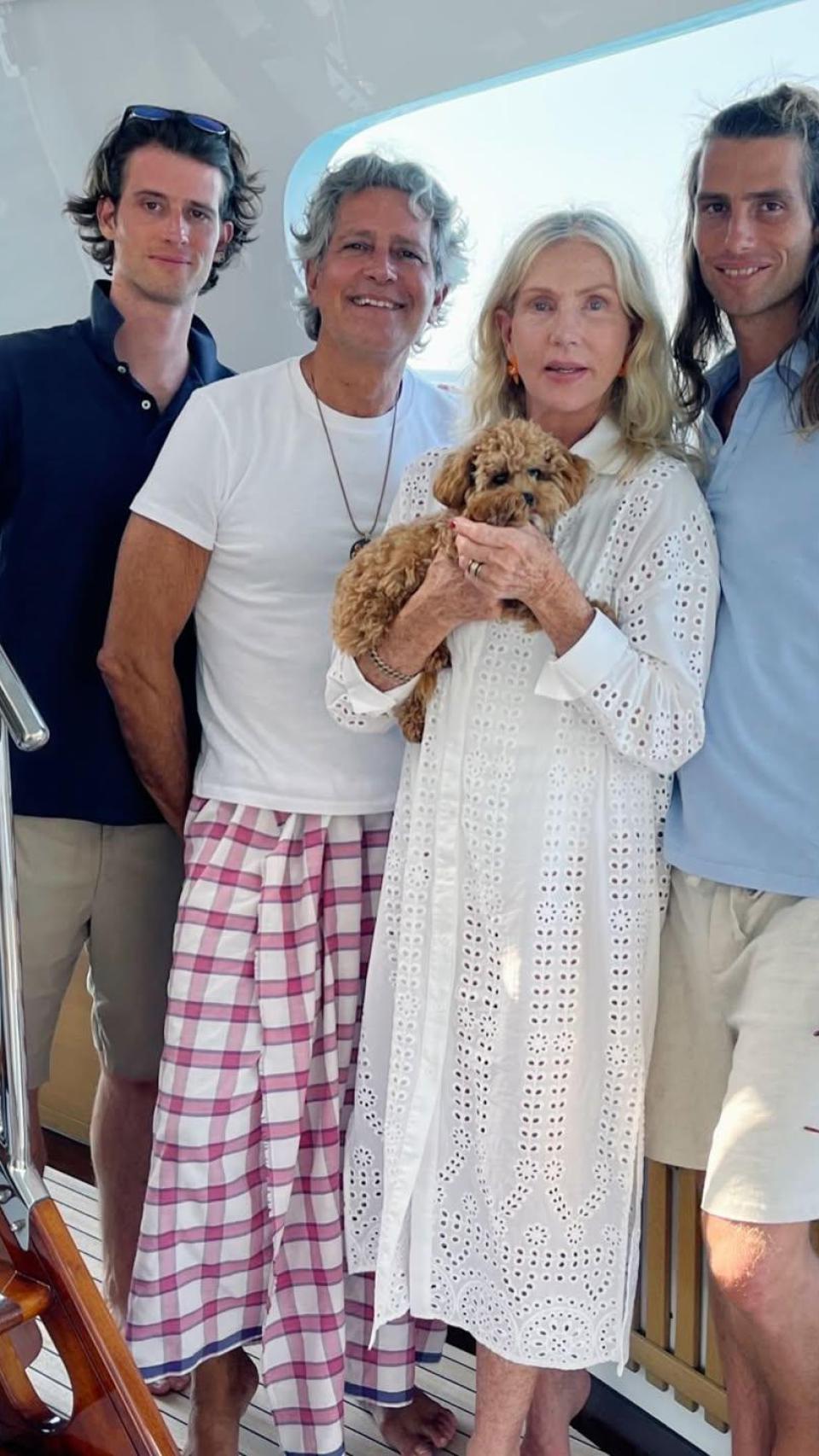 Carlos Souza, exrelaciones públicas de Valentino, con Charlene Sorto y los hijos que tienen en común: Sean y Anthony.