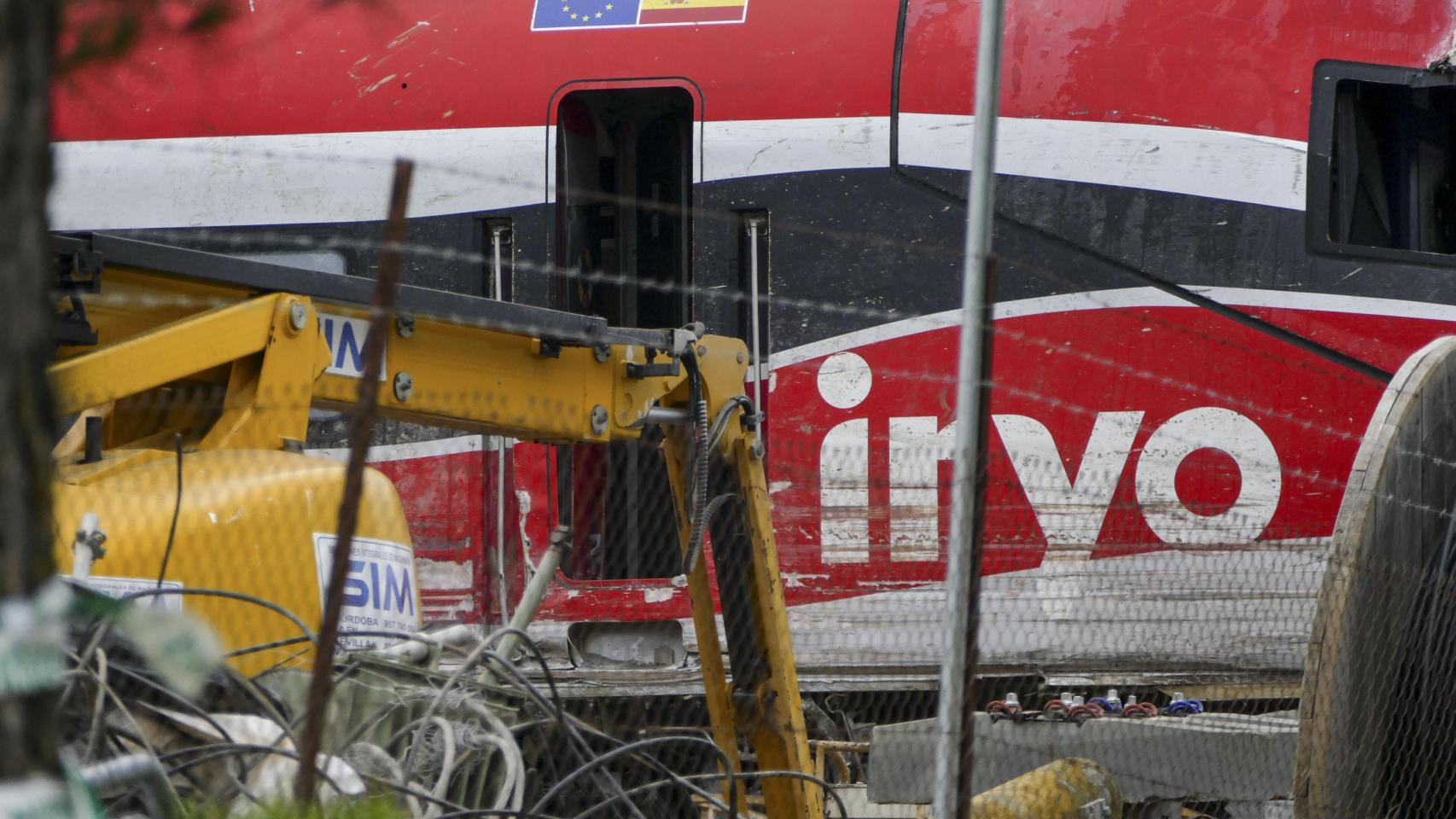 Una grúa trabaja en el vagón 8 del tren Iryo, el último vagón que chocó al descarrilar contra el Alvia que se dirigía a Huelva.