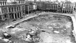 La Plaza Mayor de Valladolid durante las obras del aparcamiento subterráneo, en 1971