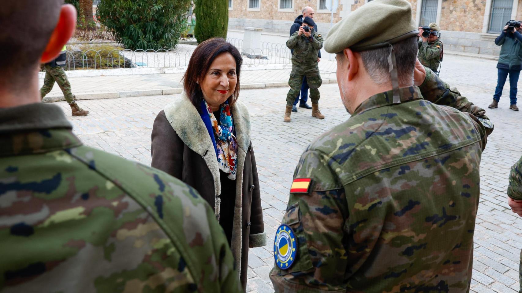 Margarita Robles durante su visita al grupo de militares ucranianos que se instruyen en la Academia de Infantería de Toledo, en el marco de la Misión Europea de Asistencia Militar a Ucrania (EUMAM-UA).
