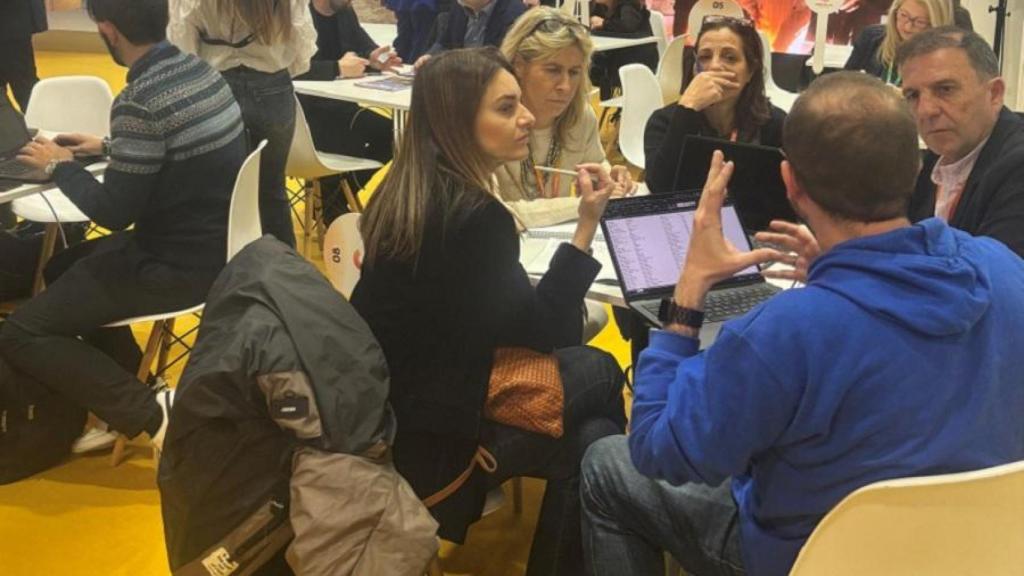 Profesionales en el expositor de Turismo Costa del Sol en Fitur.